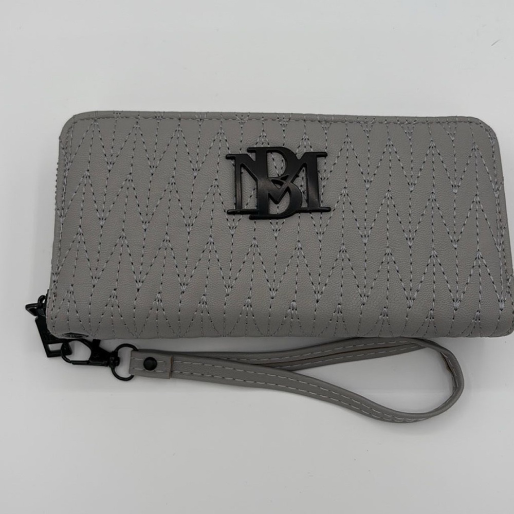 🤍 Badgley Mischka Gray Quilted Wristlet Wallet BM Logo NWT 😺✨